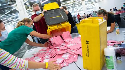 Wahlhelfer bereiten im Veranstaltungs- und Ordercenter (MOC) der Messe München die Auszählung der Briefwahl-Unterlagen vor. Es wird damit gerechnet, dass diesmal so viele Menschen wie nie zuvor ihre Stimme per Briefwahl abgeben haben. +++ dpa-Bildfunk +++