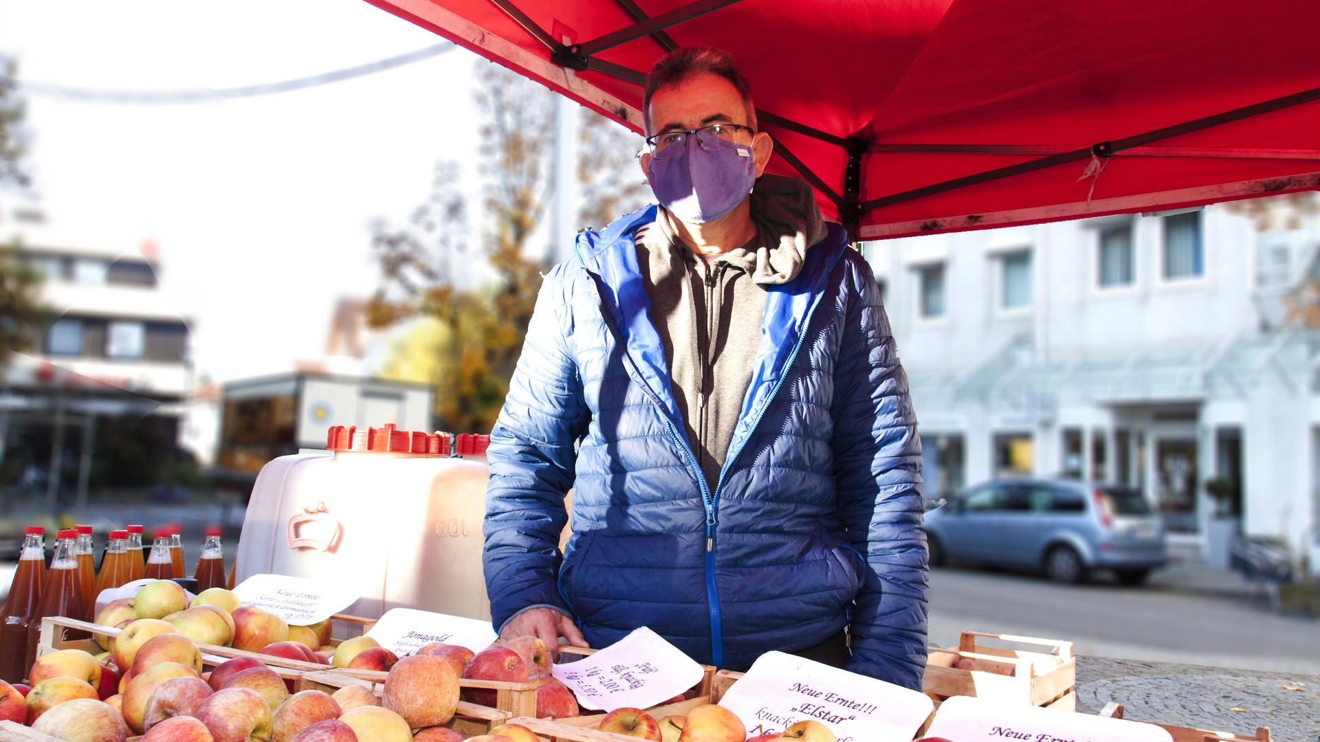 Johannes Jörger aus Fautenbach bietet am Samstag, 31. Oktober 2020, auf dem Acherner Wochenmarkt Äpfel und Apfelsaft an. Wie die anderen Händler auch, geht er auf Nummer sicher und behält seinen Mund-Nasenschutz auf. Foto: Michael Brück 