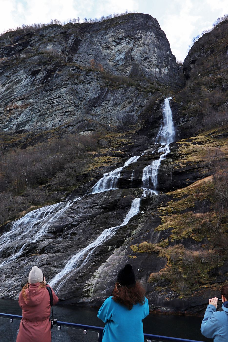 Wasserfall, davor Leute, die ihn fotografieren