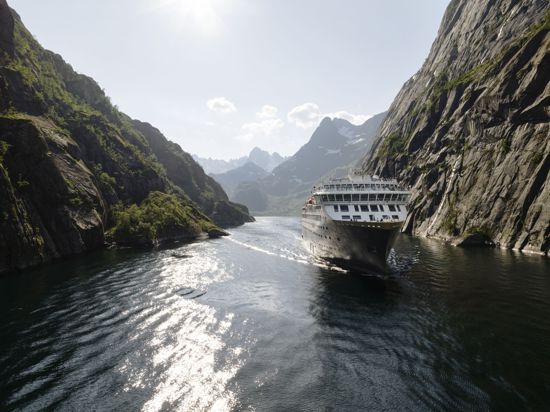Schiff im Fjord