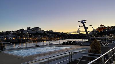 Im Stadthafen von Porto wird das Sonnendeck zu einer wunderschönen Aussichtsplattform: Während der Essenszeiten ist das Deck so gut wie leer.