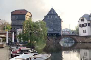Die Brückenhäuser auf der alten Nahebrücke sind das Wahrzeichen der Kurstadt Bad Kreuznach.