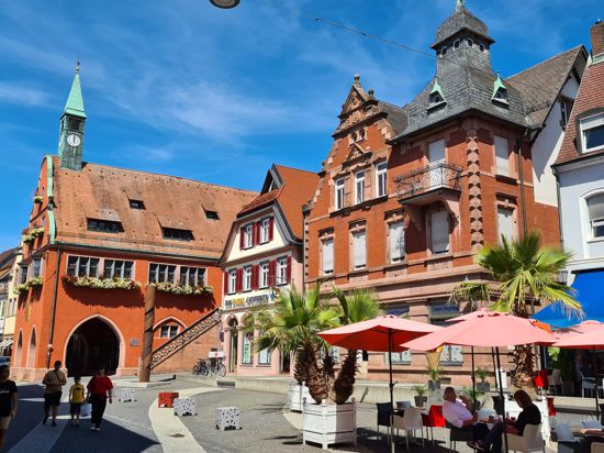 am Urteilsplatz: Links das alte Rathaus von Lahr