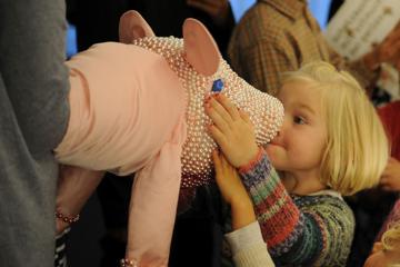 Kind schmust mit Stoffschwein. Das Plüschtier gehört zur Museumspädagogik des Schmuckmuseums Pforzheim. Und geht mit den Kindern auf Schatzsuche quer durch die Ausstellung.