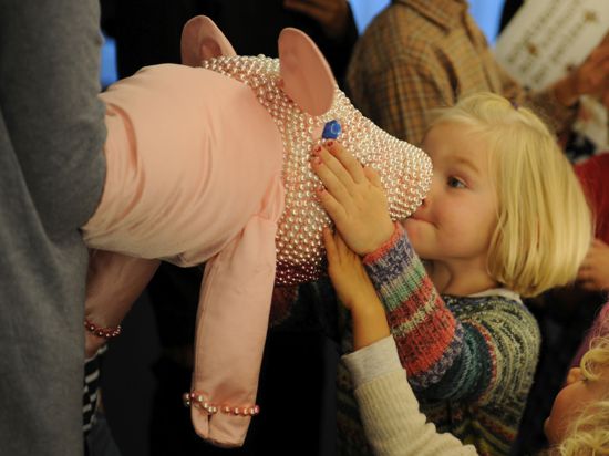Kind schmust mit Stoffschwein. Das Plüschtier gehört zur Museumspädagogik des Schmuckmuseums Pforzheim. Und geht mit den Kindern auf Schatzsuche quer durch die Ausstellung.