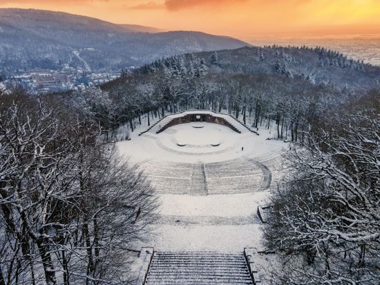 Blick von oben auf verschneites Amphitheater