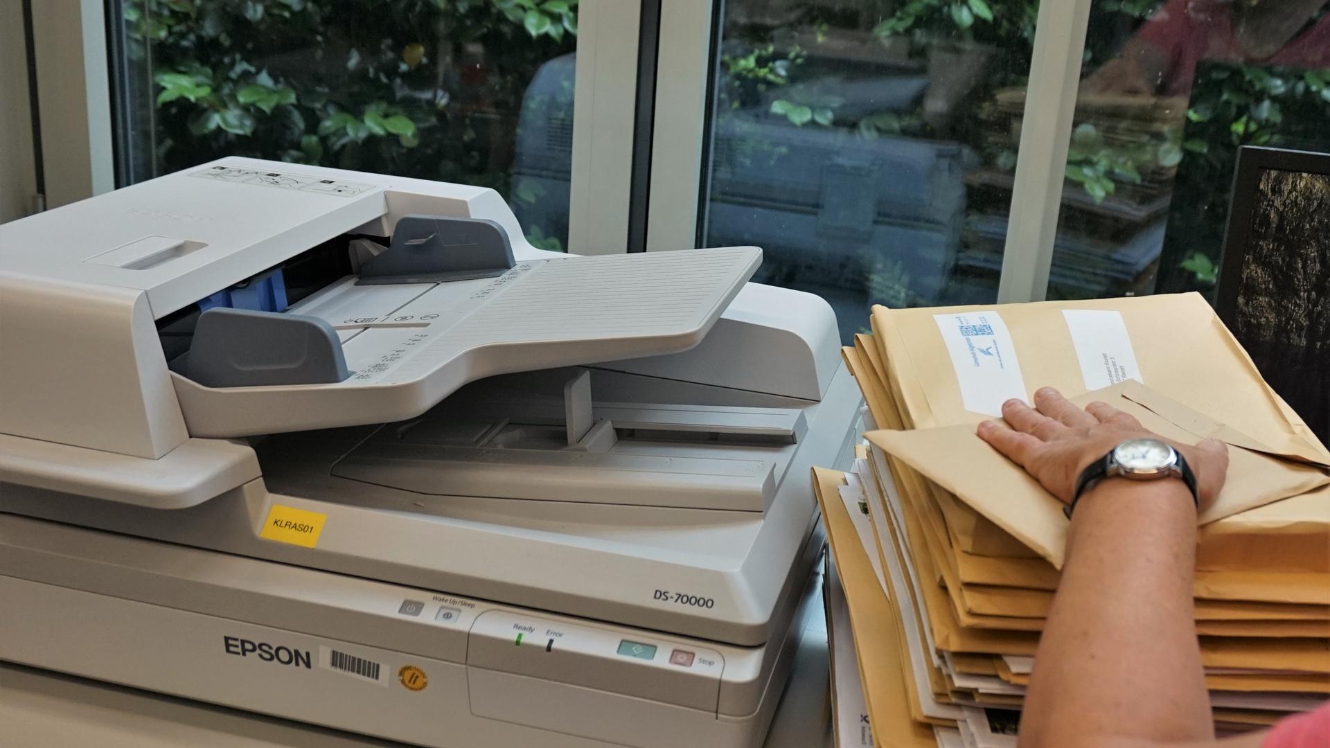 Mitarbeiterin bedient den Postscanner Im Landratsamt Rastatt