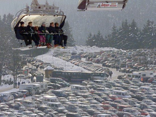 Skizirkus: Solche Szenen wie auf diesem Archivbild von Januar 2003 bringen die Infrastruktur am Feldberg an ihre Grenzen. Ein Verkehrsleitsystem befindet sich nach Jahren des Planes jetzt im Aufbau.  