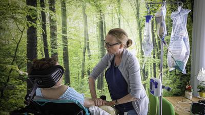 Logopädin Christine Becke rkümmert sich um  eine Komapatientin bei der Beatmungspflege in Berghausen.
