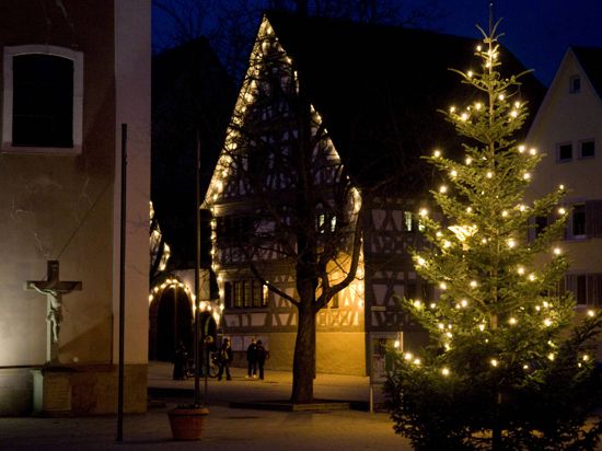 Walzbachtal-Jöhlingen, Weihnachtsbeleuchtung, Weihnachtsbaum: Kirchplatz, Speyerer Hof illuminiert