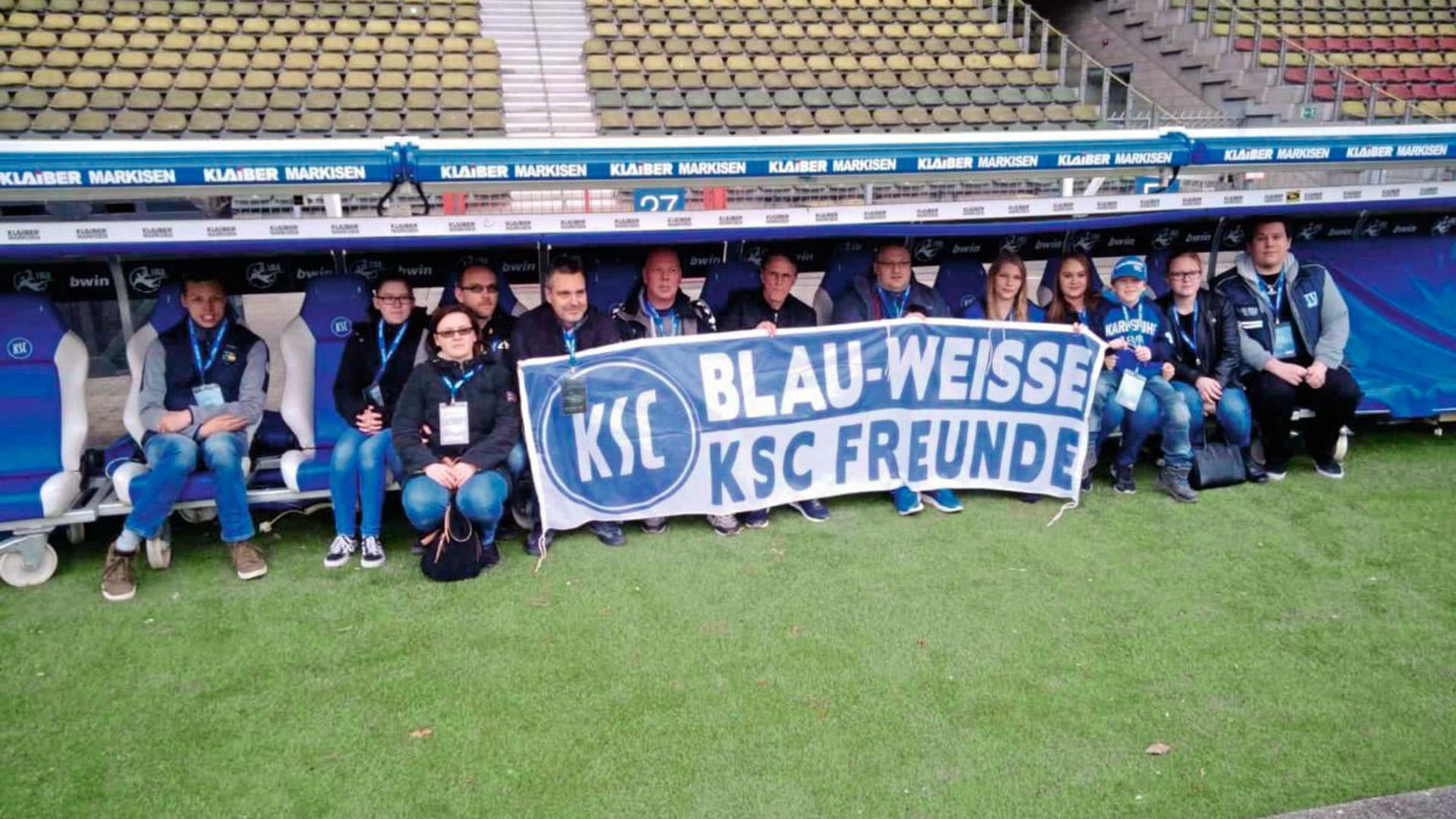 Der KSC-Fanclub Blau-weiße KSC-Freunde bei einer Stadionführung mit KSC-Legende Edgar Schmitt.