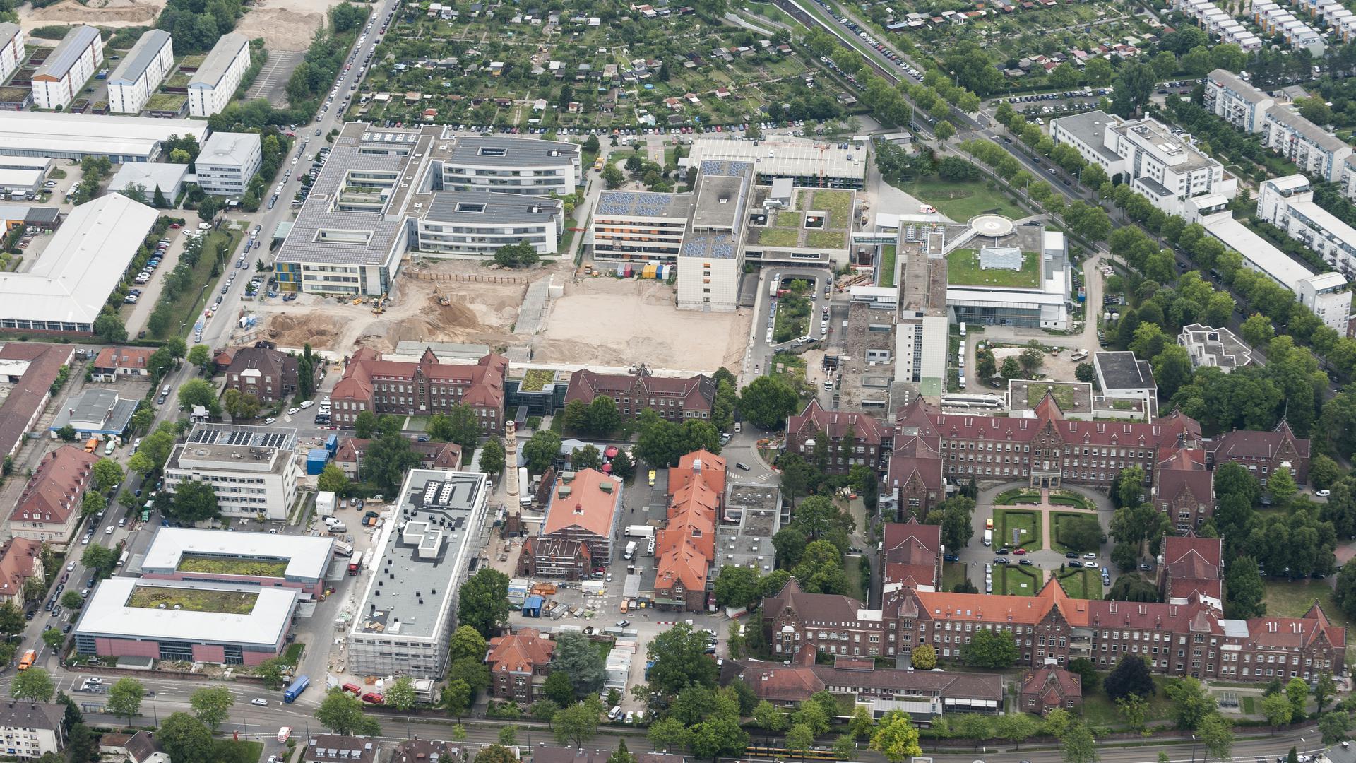 Wo vor viereinhalb Jahren nur eine große Baustelle zu sehen war, befindet sich heute die „neue Mitte“ des Klinikums Karlsruhe. 
