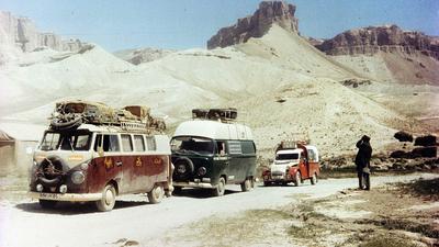 Als Kolonne unterwegs: In Kabul fährt Jürgen Schultz im Konvoi mit zwei Berlinern und einem Pärchen in einer Ente.