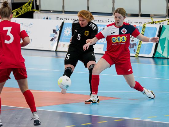 Am Ball: Nicole Ilzhöfer, Futsal-Spielerin des GSV Karlsruhe