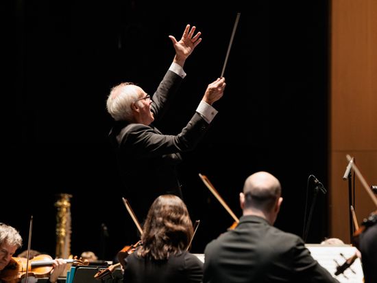 Dirigent Georg Fritzsch beim 6. Sinfoniekonzert mit der Badischen Staatskapelle am 24. April 2023, das im Zeichen des Klimaschutzes stand.