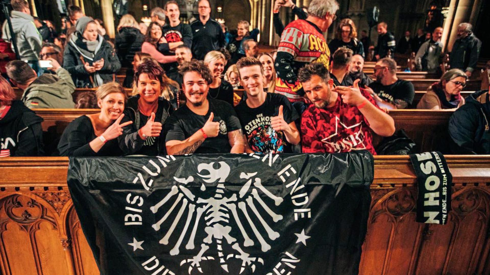 Mit passenden T-Shirts und Fahne ausgestattet kam diese Gruppe nach Speyer.