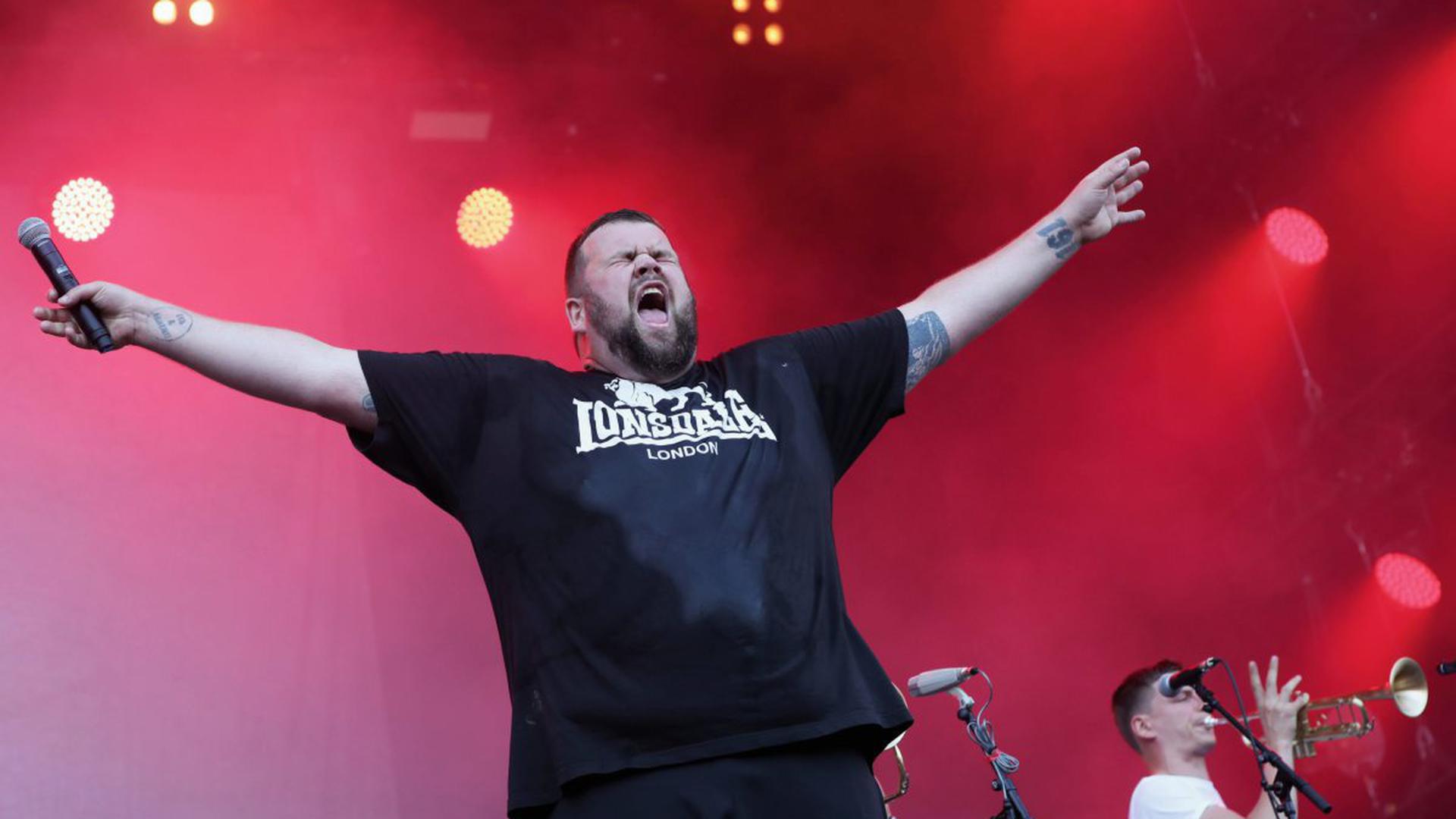 Die Punkband „Feine Sahne Fischfilet“, im Bild Sänger Jan Gorkow, ist für einen Auftritt beim Open-Air-Festival „Das Fest“ gebucht.