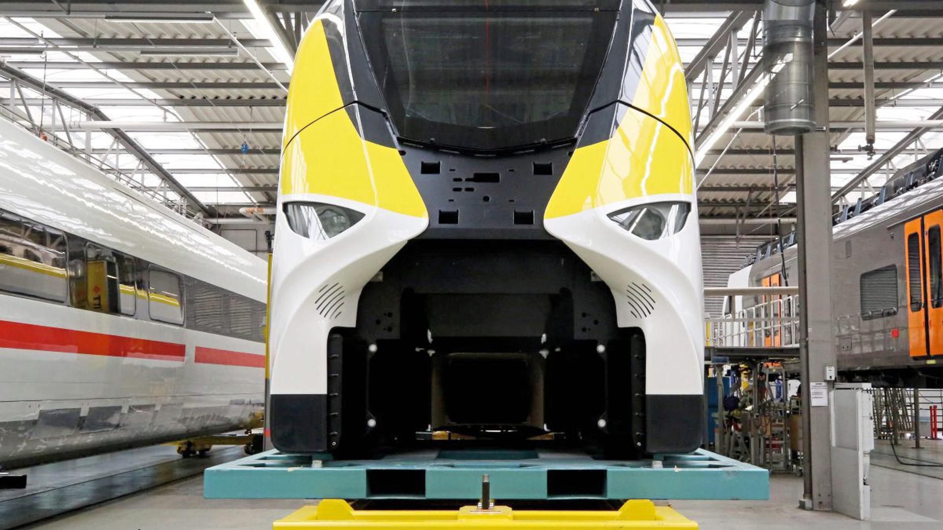 Der Regionalzug "Mireo" von Siemens steht im Krefelder Werk auf einer Montagebank.