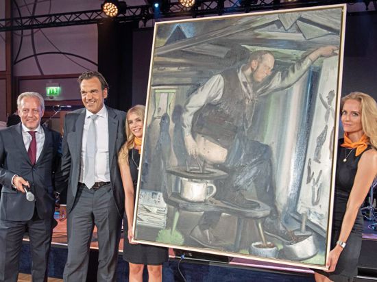 Zum Ersten, zum Zweiten, zum Dritten: Der Unternehmer Christoph Gröner (Zweiter von links) erwarb für 750.000 Euro Neo Rauchs Gemälde „Der Anbräuner“. Darauf dargestellt ist Wolfgang Ullrich als Maler, der mit seiner Kacke auf einer Leinwand dilettiert.