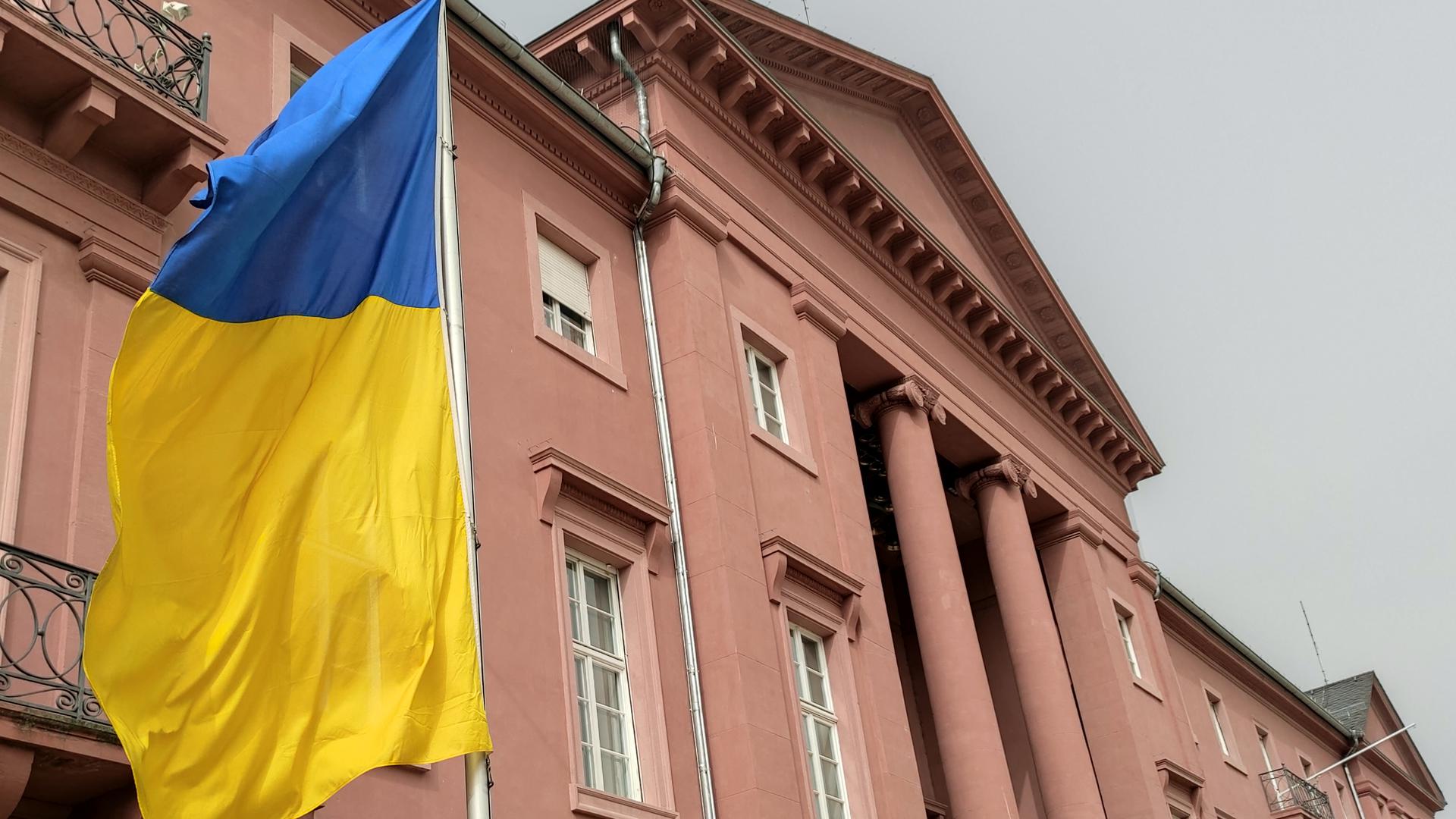 Die ukrainische Flagge weht vor dem Karlsruher Rathaus. (Symbolbild)