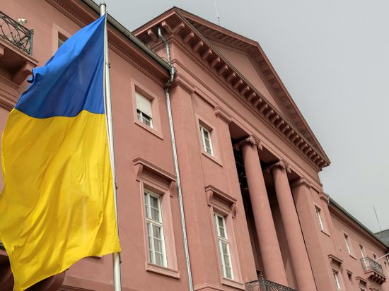 Die ukrainische Flagge weht vor dem Karlsruher Rathaus. (Symbolbild)