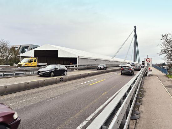 Das Zelt verschwindet von der Fahrbahn der Rheinbrücke. Somit ist diese ab 29. Dezember wieder komplett frei für den Verkehr.
