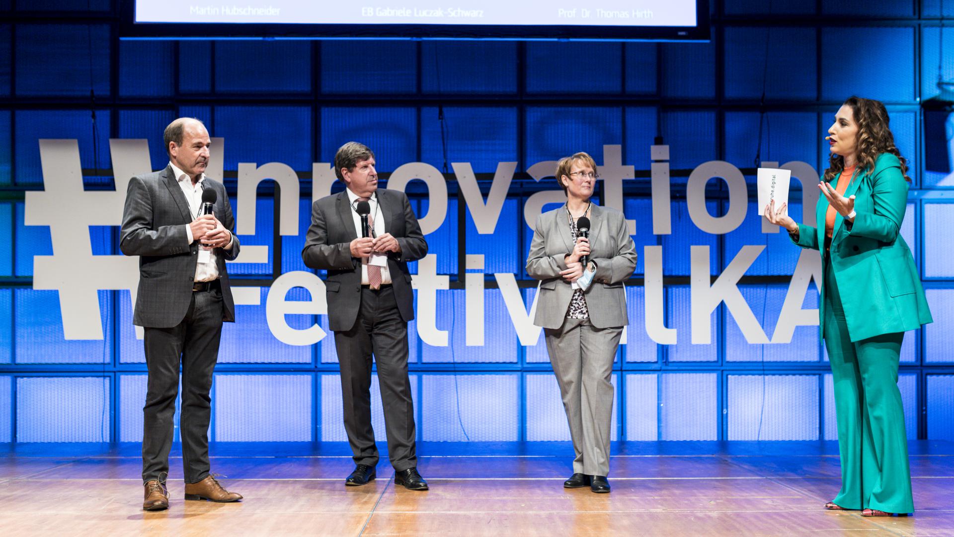 Moderatorin Tijen Onaran (rechts) im Gespräch mit den Vorsitzenden der Initiative karlsruhe.digital beim InnovationFestival 2021: Martin Hubschneider (links), Thomas Hirth und Gabriele Luczak-Schwarz (CDU).