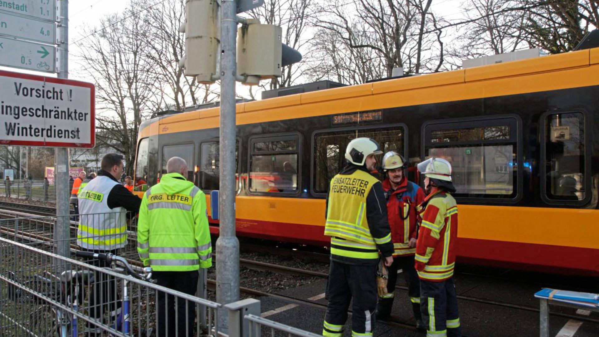 Ein 87-jähriger Radfahrer ist am Montagnachmittag in Karlsruhe von einer Straßenbahn erfasst und dabei tödlich verletzt worden.
