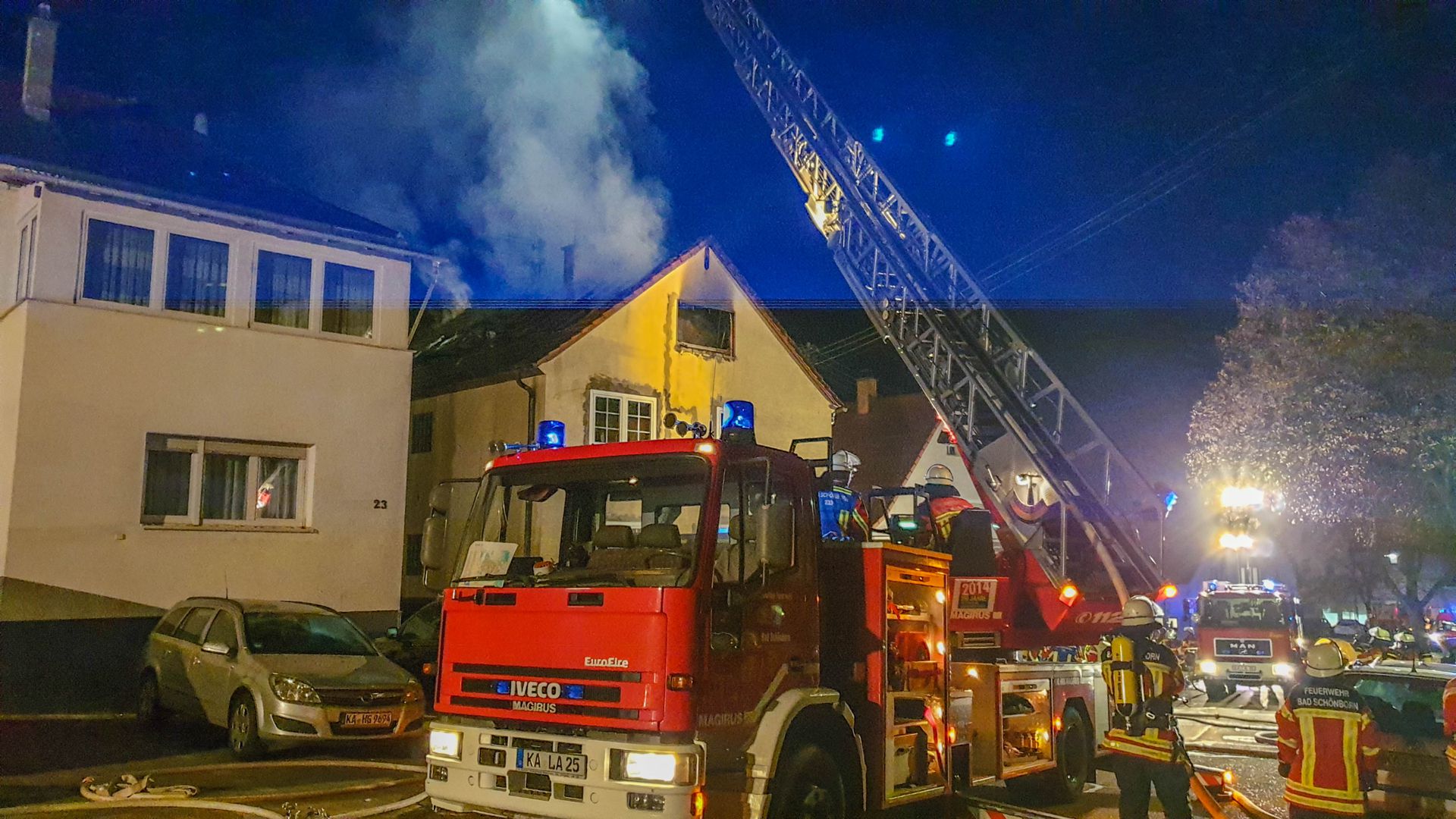In Bad Schönborn ist in der Nacht von Dienstag auf Mittwoch der Dachstuhl eines Mehrfamilienhauses in der Römerstraße ausgebrannt.