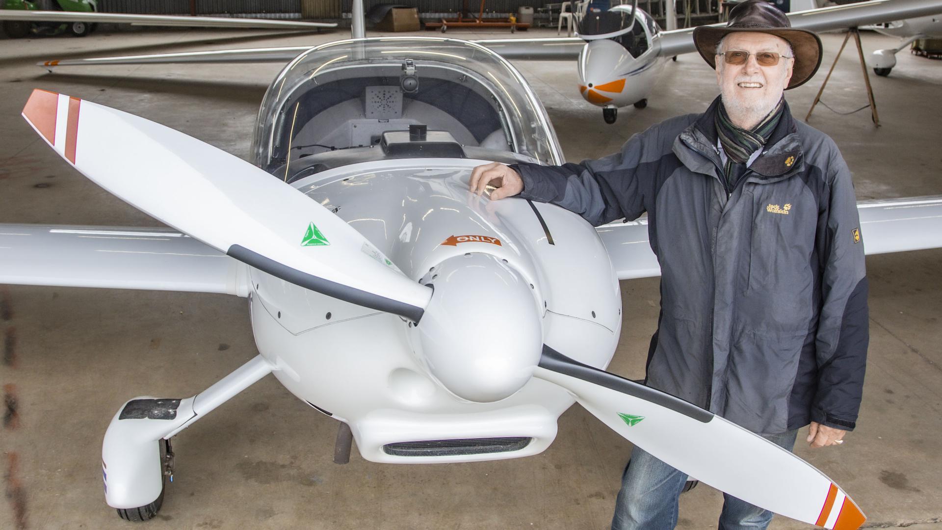 Roland Helfer vor Ultraleichtflugzeug