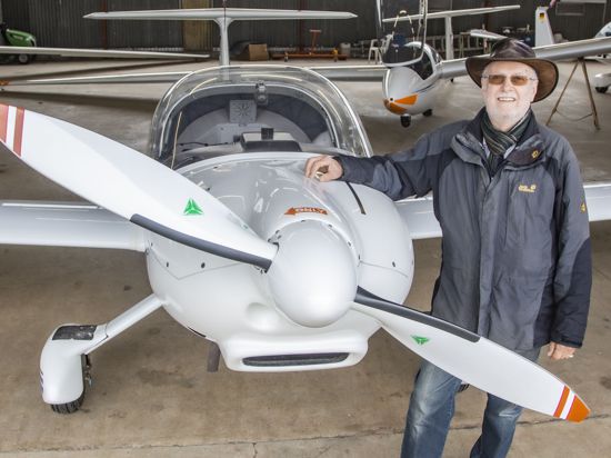 Roland Helfer vor Ultraleichtflugzeug
