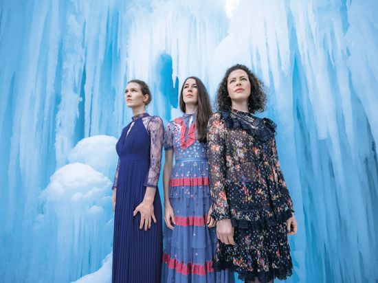 Die drei Sängerinnen von Ganes, anscheinend in einer Eishöhle