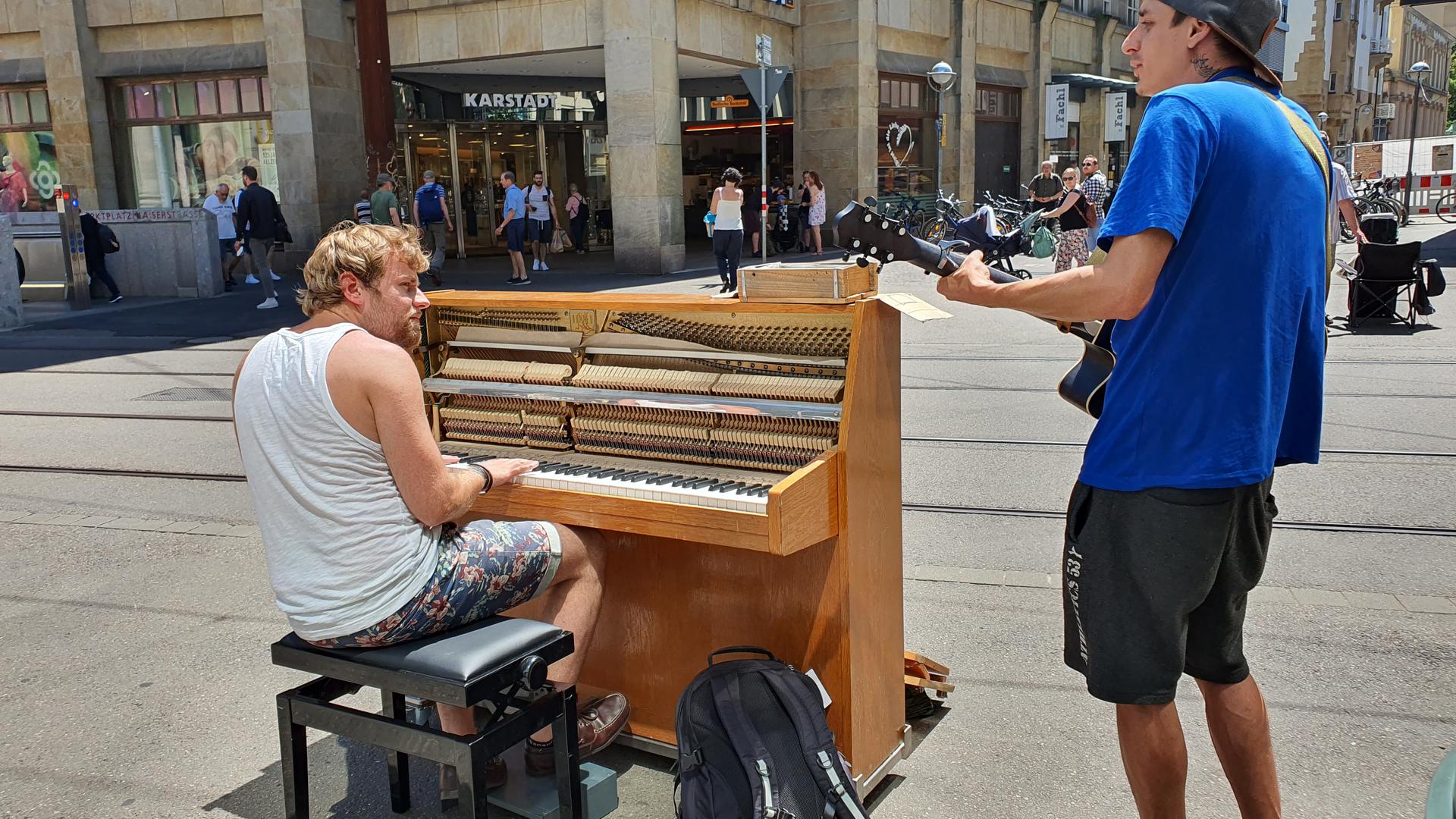 Adrian Hasametaj und Luke Velec musizieren gemeinsam in der Kaiserstraße. 