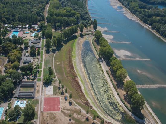 Rheinstrandbad Rappenwört aus der Luft bei Niedrigwasser