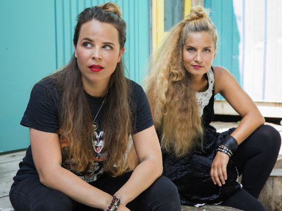 Das Musik-Comedy-Duo Suchtpotenzial, bestehend aus Pianistin Ariane Müller und Sängerin Julia Gámez Martin, kommt mit seinem Programm „Bällebad Forever“ ins Tollhaus Karlsruhe.