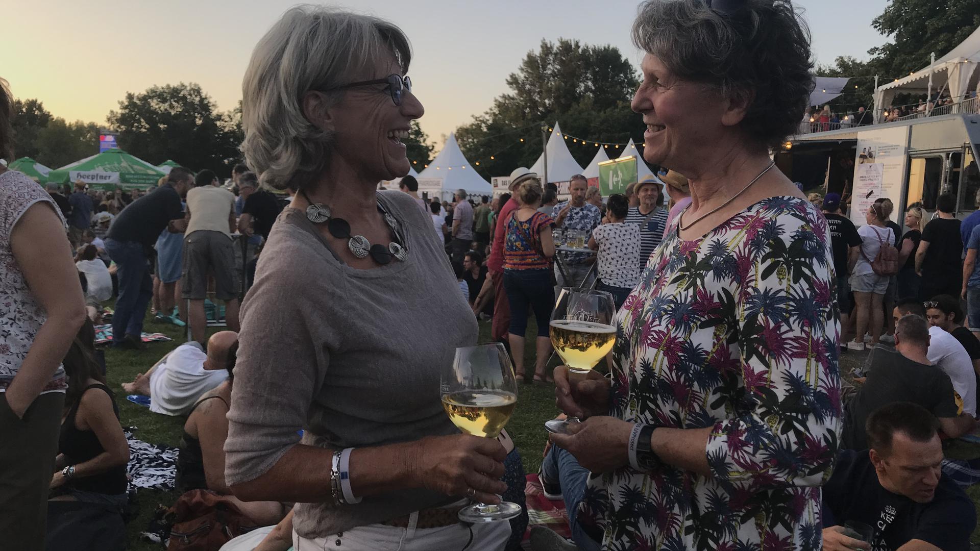 Bei Live-Musik und einem Glas Wein verbringen Doris und Gudrun ihren Feierabend in der Günther-Klotz-Anlage.