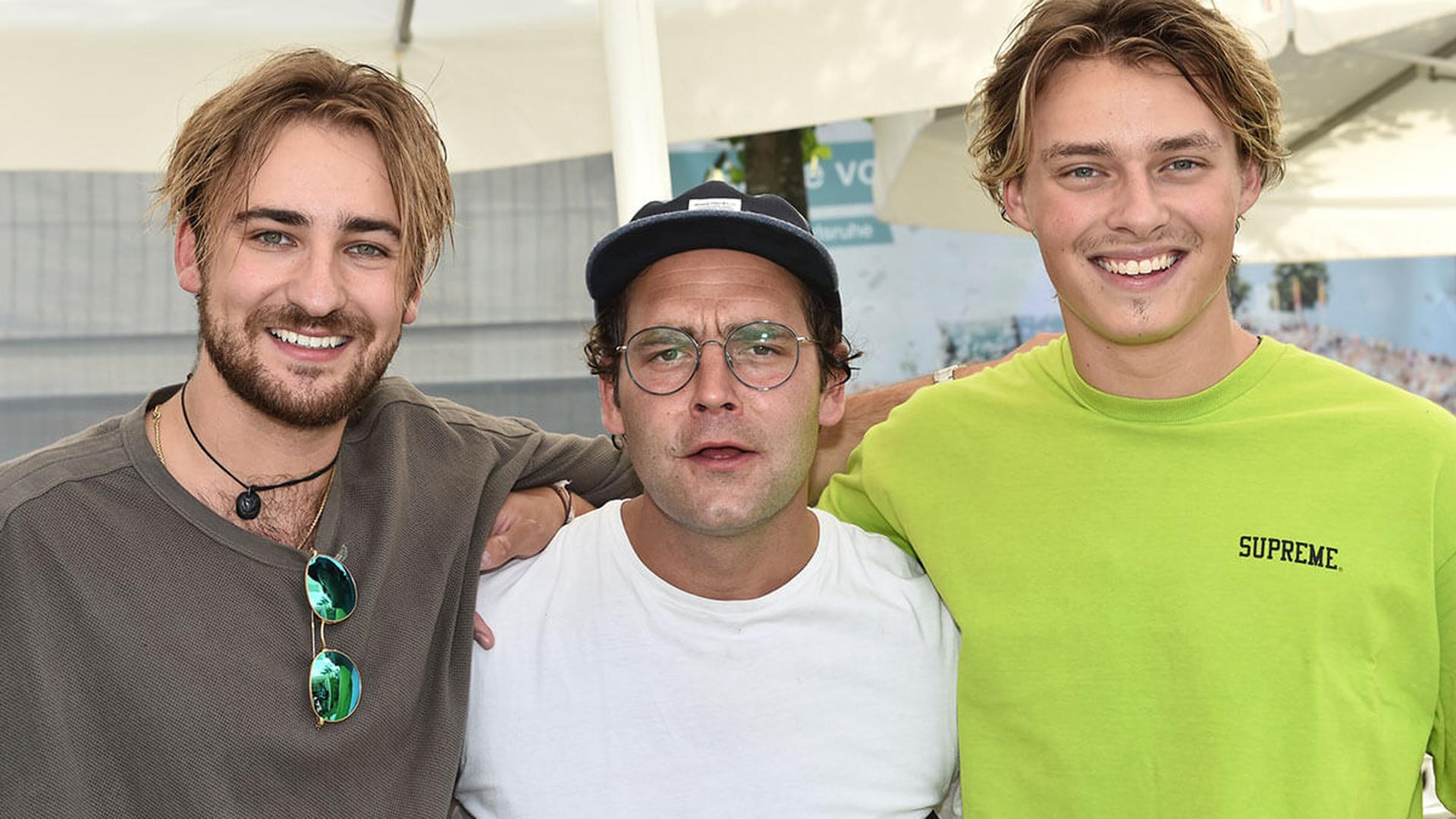 Philipp Kurtz (links) und Joris Gugno (rechts) trafen den Künstler Bosse beim "Fest". Ein Gewinnspiel der BNN machte diesen besonderen Moment möglich.