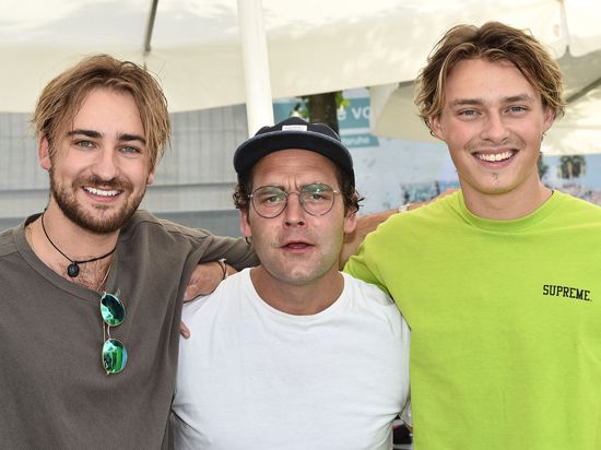 Philipp Kurtz (links) und Joris Gugno (rechts) trafen den Künstler Bosse beim "Fest". Ein Gewinnspiel der BNN machte diesen besonderen Moment möglich.
