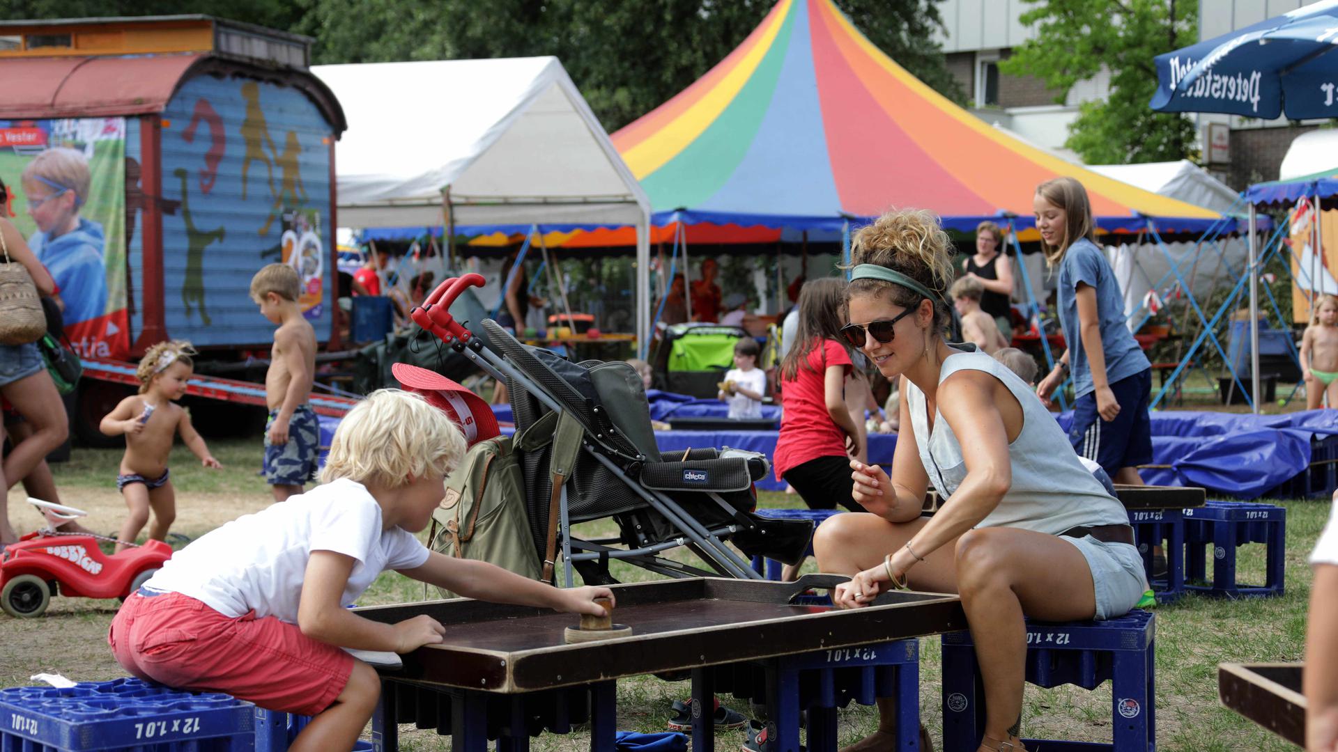 Spannung, Spiel und Bastelspaß bietet der Stadtjugendausschuss kleinen Festivalbesuchern auf seinem "Mobi-Rummelplatz" bei der Feldbühne. Foto: Joerg Donecker