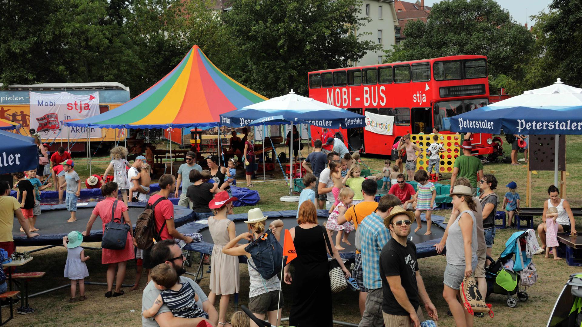 Der rote Mobibus ist für die kleinsten der Festivalbesucher häufig erste Anlaufstelle. Foto: Joerg Donecker
