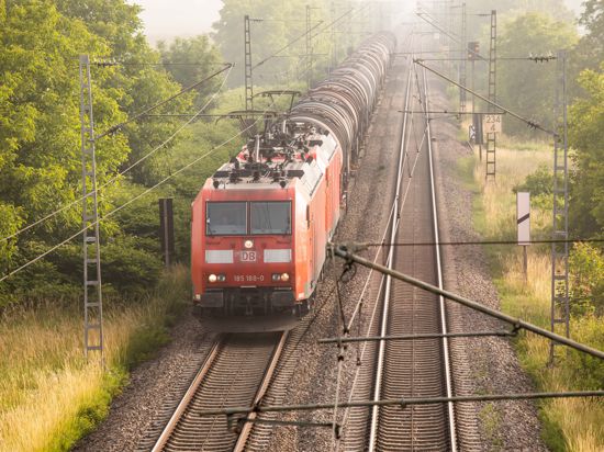 Ein Güterzug der Deutschen Bahn (DB) mit Tankanhängern fährt auf der Rheintalschiene nahe Hügelheim in Richtung Süden. Mit dem Fahrplanwechsel am Wochenende enden die Corona-Einschränkungen bei der Deutschen Bahn. +++ dpa-Bildfunk +++