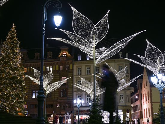 Die Lilienbeleuchtung vor dem Wiesbadener Rathaus, wo sonst zu dieser Zeit der traditionelle Sternschnuppenmarkt stattfindet, sorgt für weihnachtliche Atmosphäre. Wegen der Corona-Pandemie, war der Weihnachtsmarkt abgesagt worden.