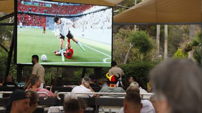 EM, Portugal – Deutschland, Vorrunde, Gruppe F, 2. Spieltag: Gäste einer Bar schauen sich das Spiel auf einer Leinwand an. 