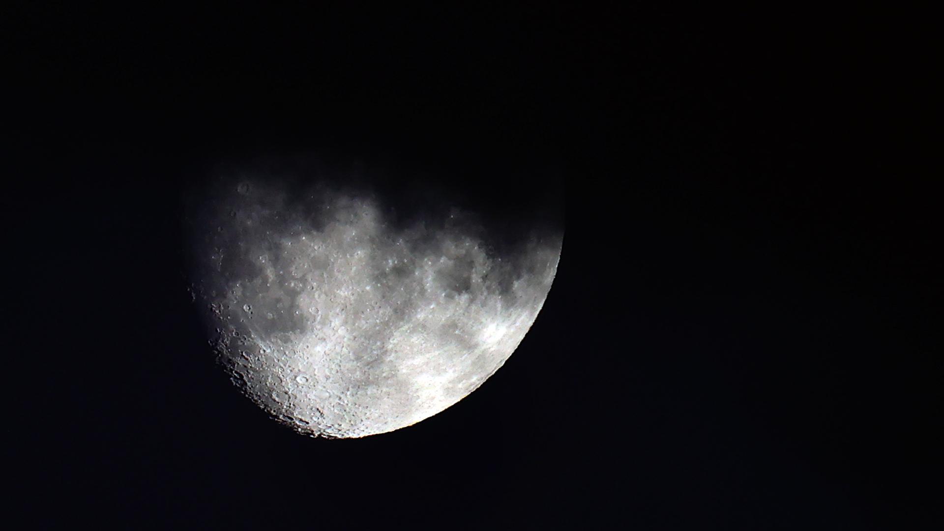 Teilweise wolkenverhangen ist der zunehmende Mond. +++ dpa-Bildfunk +++