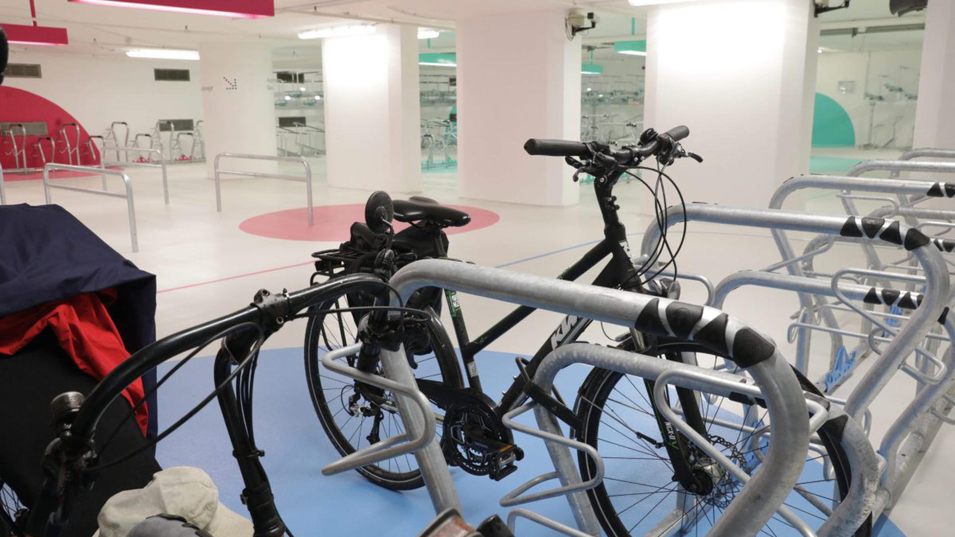 Für einen Euro am Tag können Fahrradfahrer ihr Rad in der hellen Station Süd am Karlsruher Hauptbahnhof abstellen.