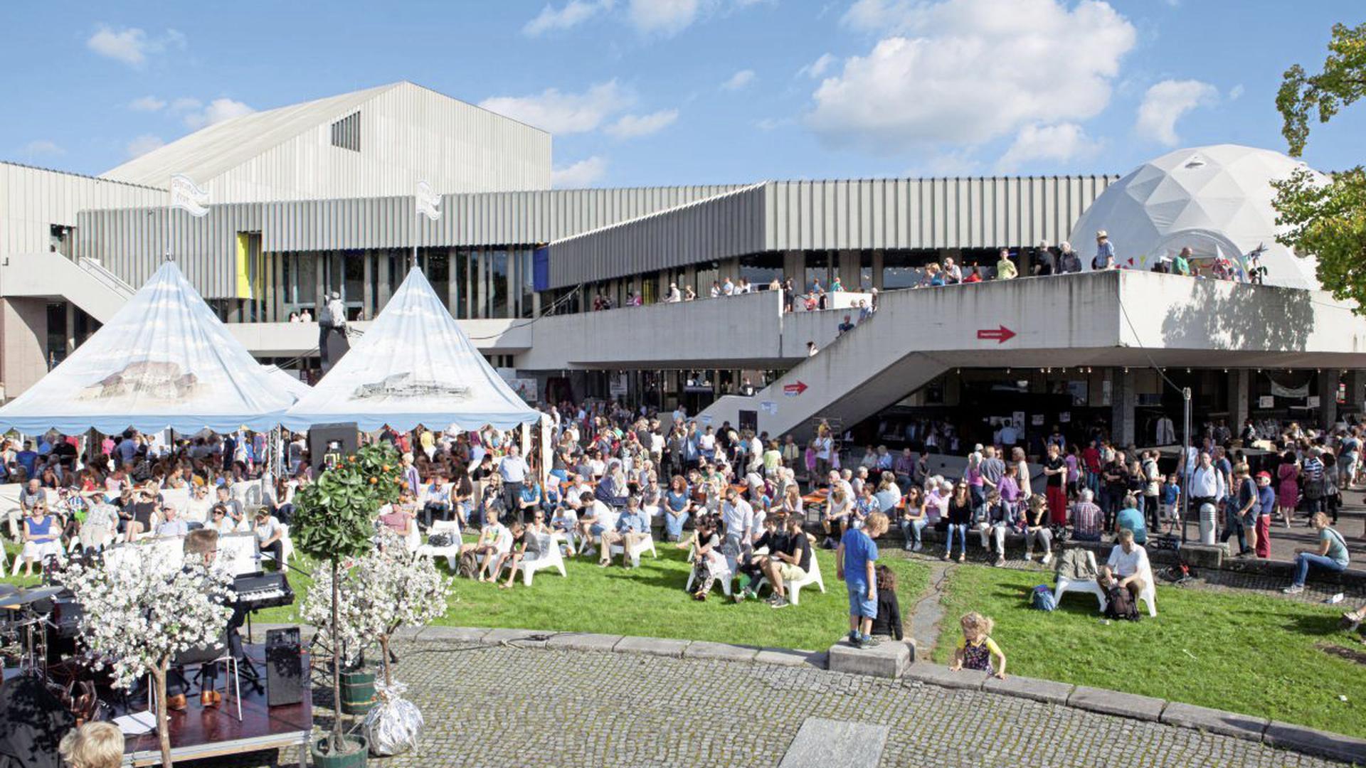 So sieht es aus, wenn das Staatstheater Karlsruhe sein Theaterfest feiert.