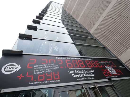 Blick auf ein Bild der "Schuldenuhr Deutschlands" an einem Bürogebäude, in dem sich das Büro vom "Bund der Steuerzahler" (BdSt) befindet. 
