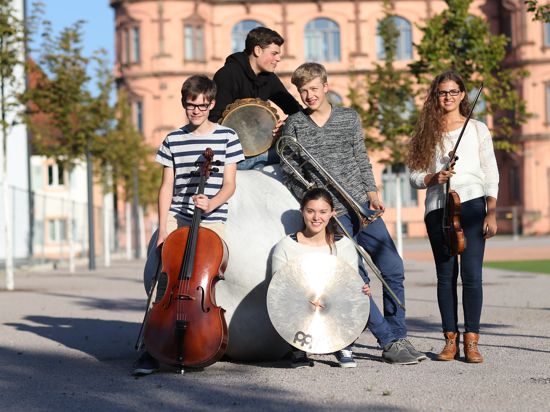 Fünf junge Musiker der Musikhochschule vor dem Schloss Gottesaue in Karlsruhe.