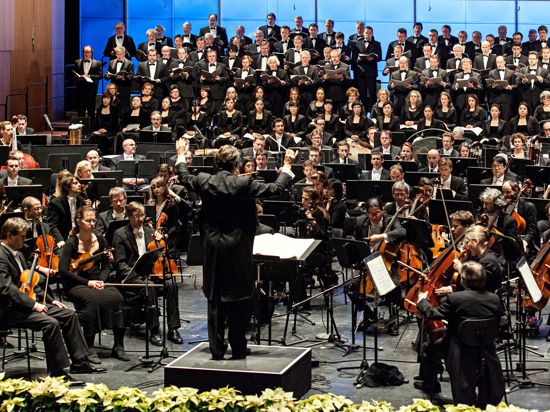 Als Abschlusskonzert zum 350. Orchesterjubiläum der Badischen Staatskapelle führten Musiker im Dezember 2012 im Badischen Staatstheater in Karlsruhe Arnold Schönbergs Gurrelieder auf.