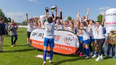 Die Frauen des Karlsruher SC jubeln über den sechsten Sieg im Verbandspokal in Folge.
